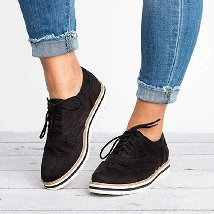Women's shoes with rounded design and stitched contour