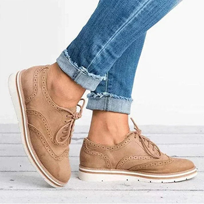 Women's shoes with rounded design and stitched contour