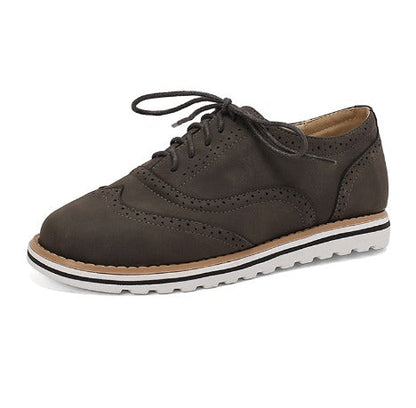 Women's shoes with rounded design and stitched contour