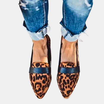 Women's loafers with stitched edge and rounded toe