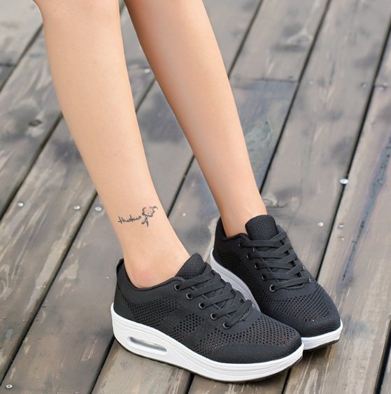 Women's walking sneakers with clean shape and low-cut design