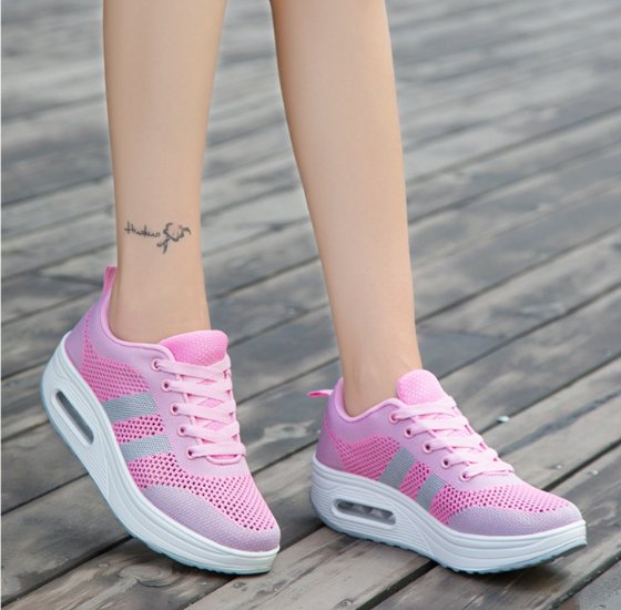 Women's walking sneakers with clean shape and low-cut design