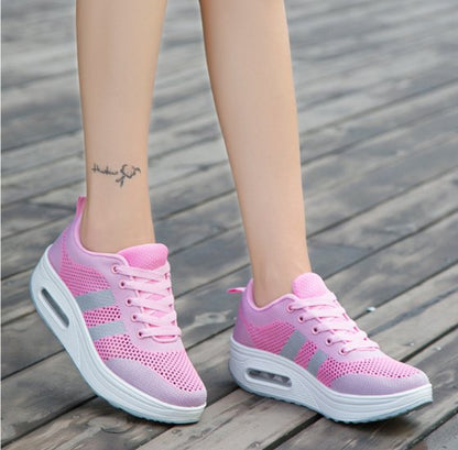 Women's walking sneakers with clean shape and low-cut design