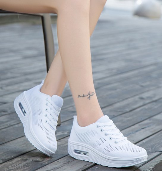 Women's walking sneakers with clean shape and low-cut design
