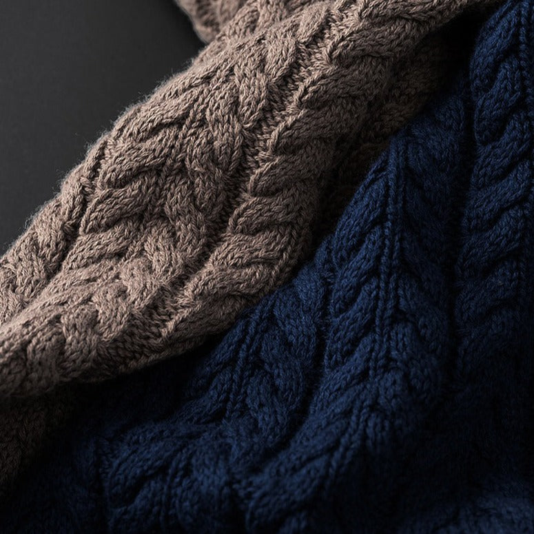 Men's sweater with round neckline and relaxed silhouette