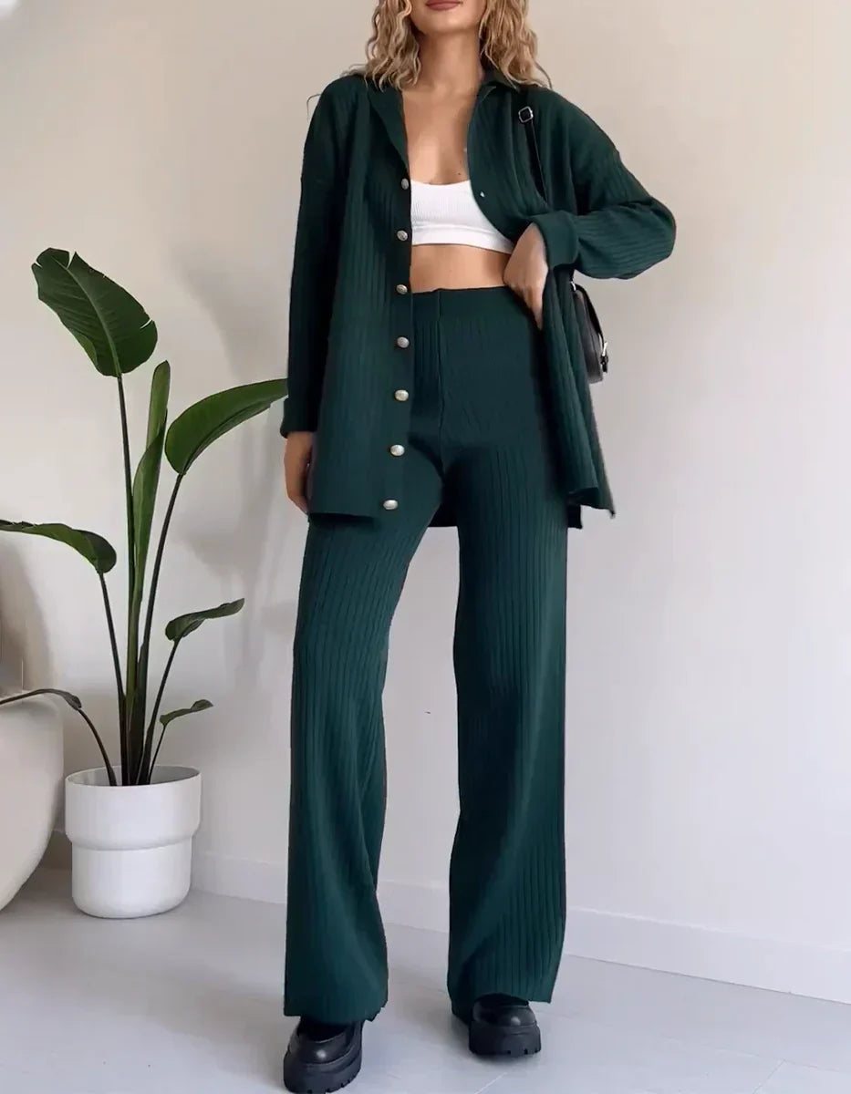 Women's 2-piece outfit with straight-leg pants and boxy top