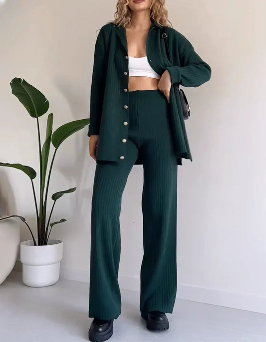 Women's 2-piece outfit with straight-leg pants and boxy top