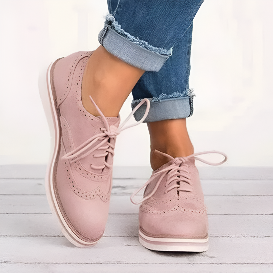 Women's shoes with rounded design and stitched contour
